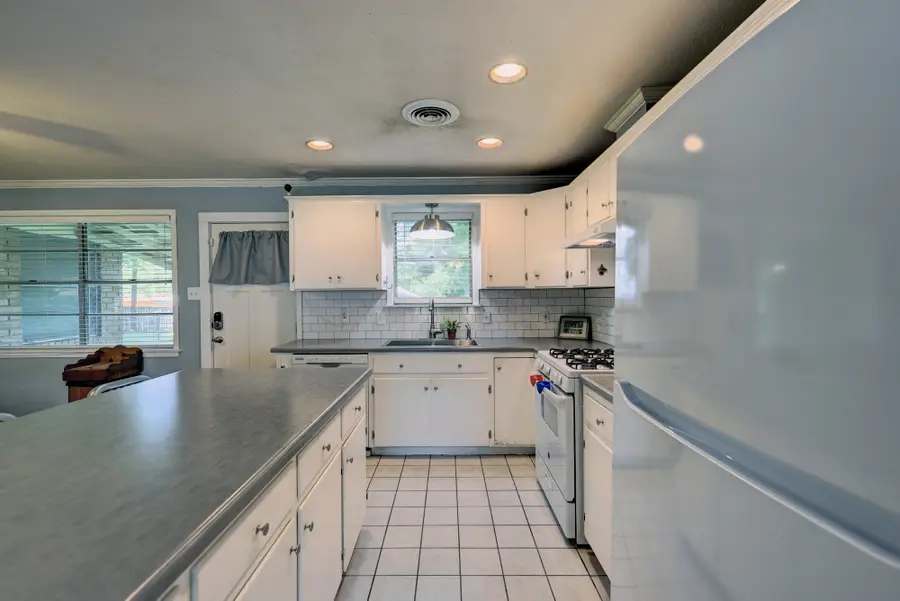 204 Meadow Lane, Brenham, TX 77833 - Image #3