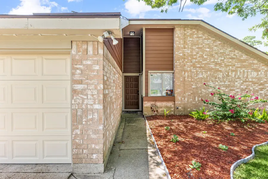 327 Brompton Court, Highlands, TX 77562 - Image #2