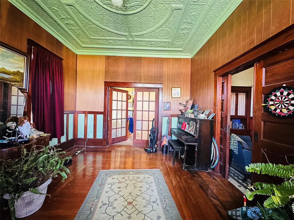 1002 Hopkins Street, Yoakum, TX 77995 - Image #1