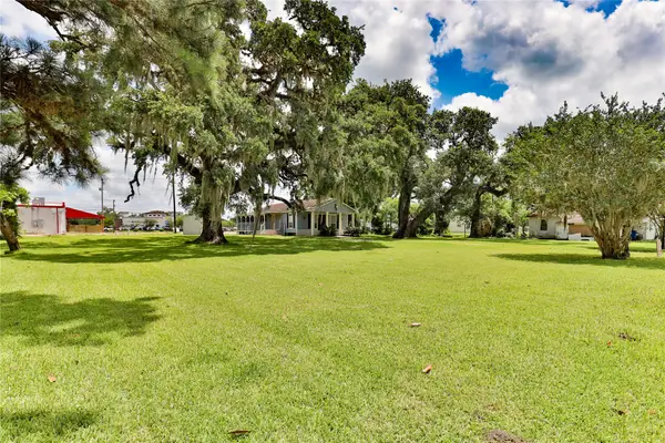 444 E Clay Street, West Columbia, TX 77486