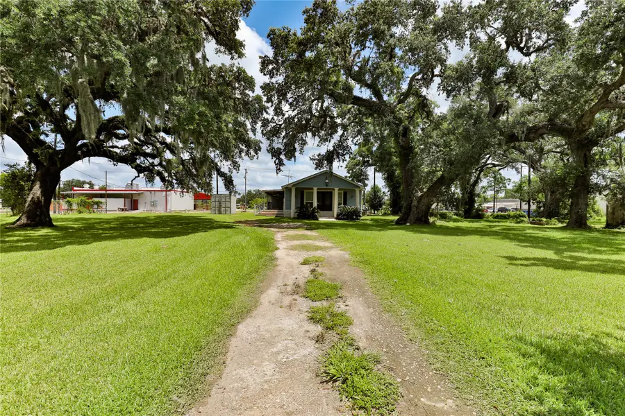 444 E Clay Street, West Columbia, TX 77486 - #2