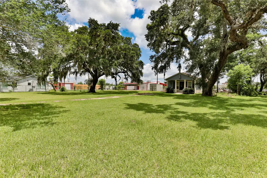 444 E Clay Street, West Columbia, TX 77486 - #3