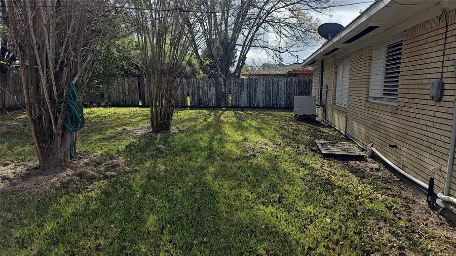 18 S Pin Oak Drive, Texas City, TX 77591 - Image #2