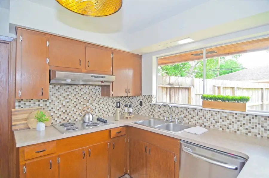 823 Timber Cove Drive, Seabrook, TX 77586 - Image #2