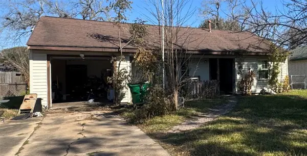 913 Southampton Street, Angleton, TX 77515