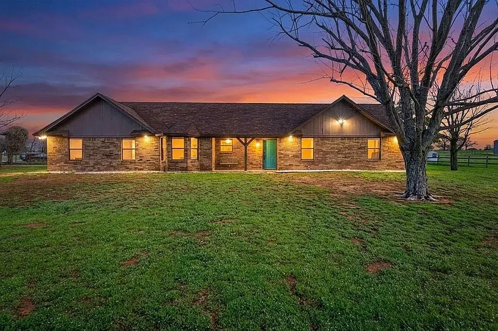 100 Green Meadows Circle, Springtown, TX 76082 - #1