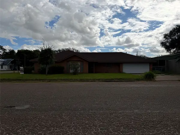 300 E Myrtle Street, Angleton, TX 77515