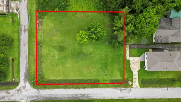 6713 Lewis Rd, Hitchcock, TX 77563