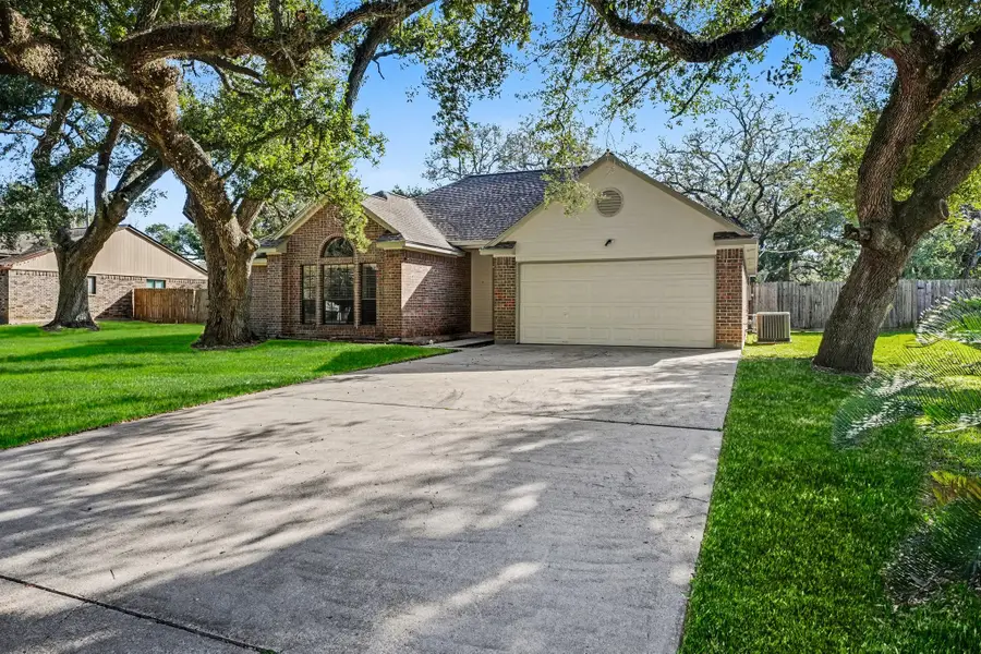206 Forest Oaks Lane, Lake Jackson, TX 77566 - Image #3
