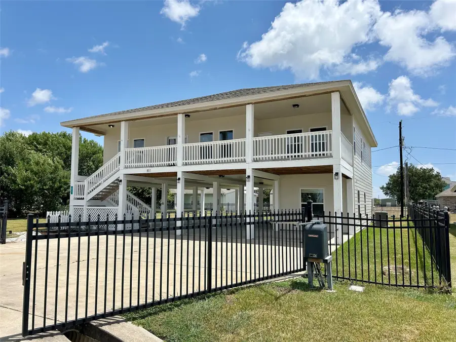 811 W Bayshore Drive, Palacios, TX 77465 - #3