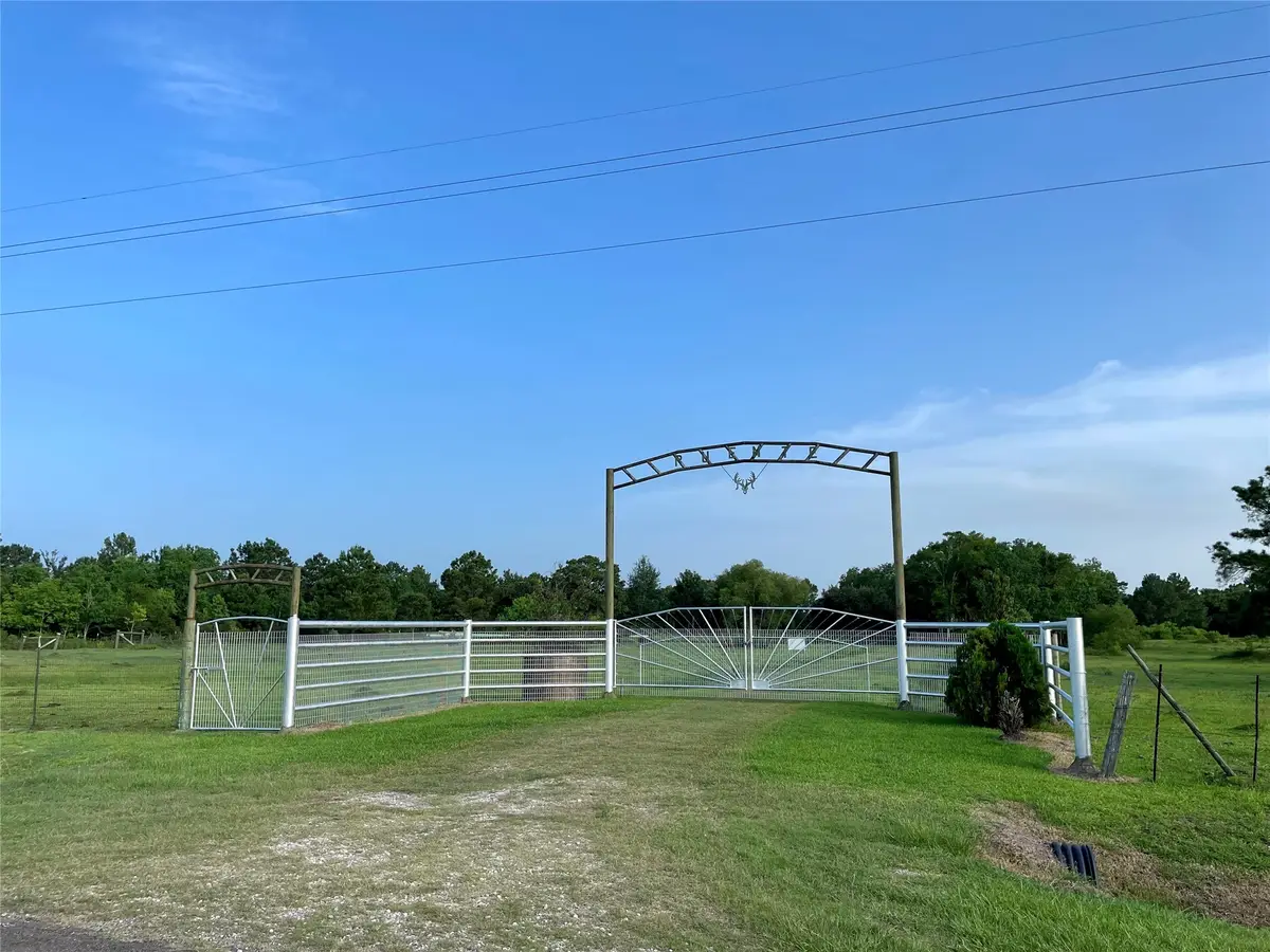 4374 Belton Ln Ext, Anahuac, TX 77514 - Image #1