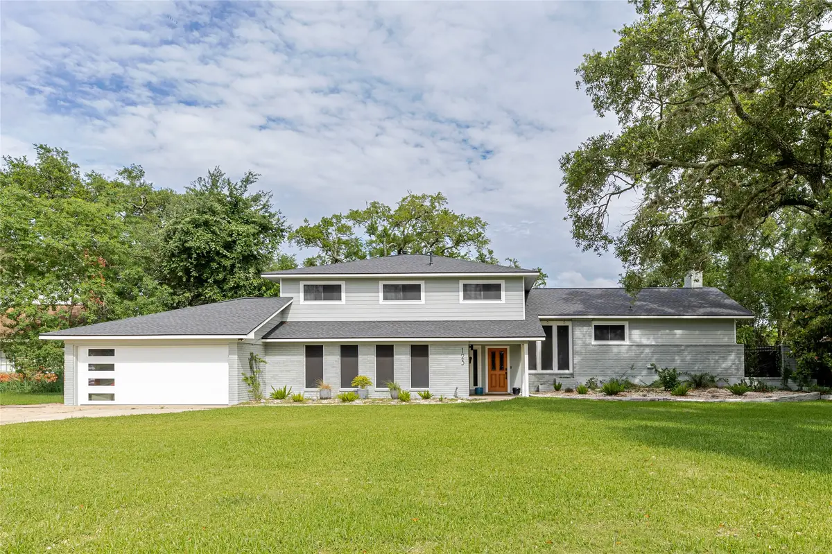 123 S Cedar Street, Lake Jackson, TX 77566 - #1