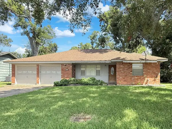315 Pine Street, Lake Jackson, TX 77566