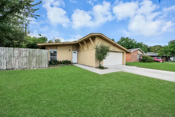 2703 Knotty Oaks Trail, Houston, TX 77045
