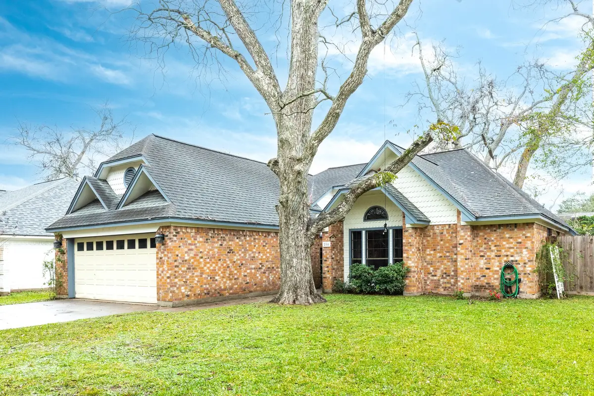 214 Zinnia Street, Lake Jackson, TX 77566 - Image #1