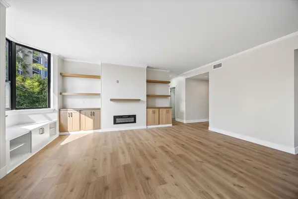 651 Bering Drive #402, Houston, TX 77057