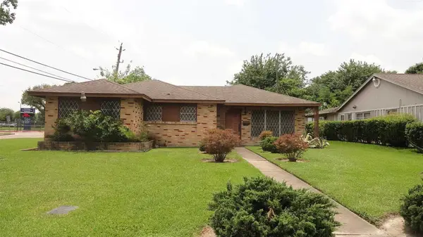 5874 Thrush Drive, Houston, TX 77033