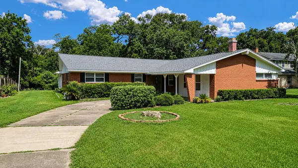 238 Forest Drive, Lake Jackson, TX 77566