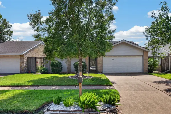 11911 Brook Meadows Lane, Meadows Place, TX 77477