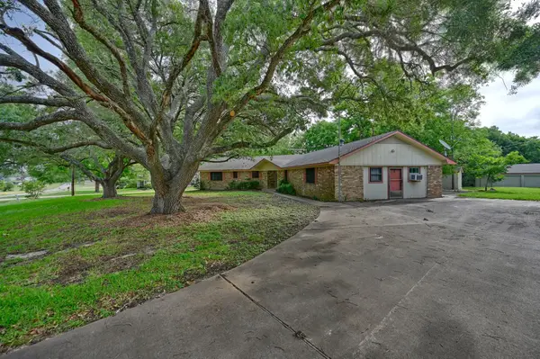 915 Farmers, Brenham, TX 77833