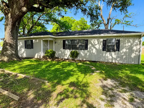819 W Kyle Road, Clute, TX 77531