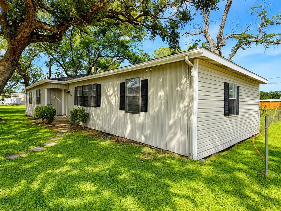 819 W Kyle Road, Clute, TX 77531 - #3