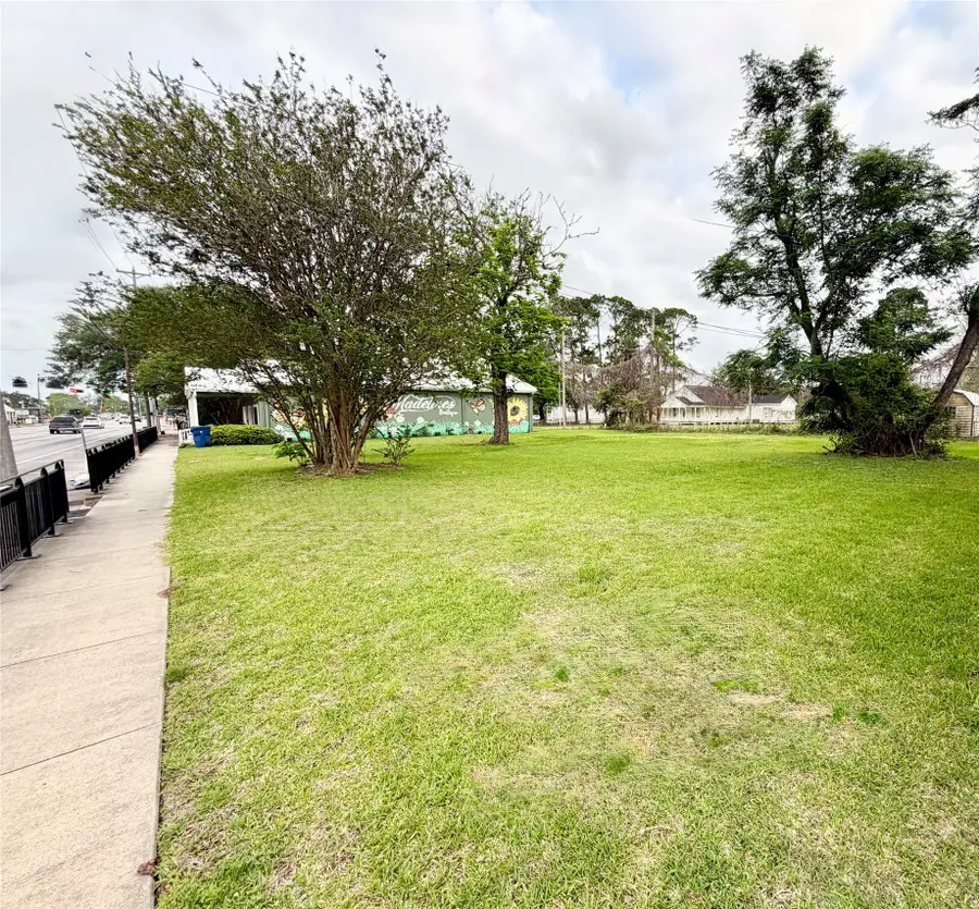 221 E Brazos Avenue, West Columbia, TX 77486 - #2