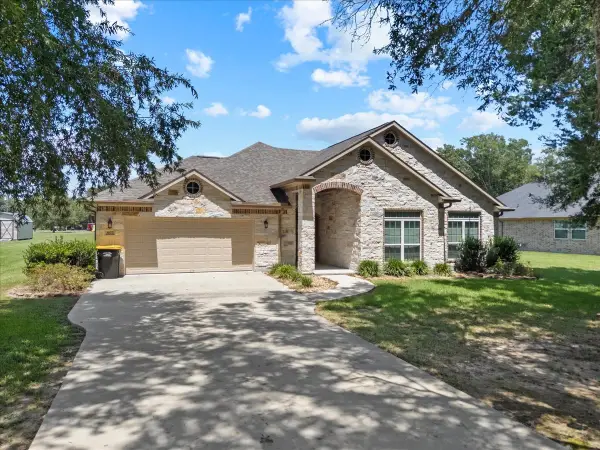 607 Oak Street, Anahuac, TX 77514