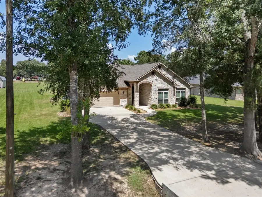 607 Oak Street, Anahuac, TX 77514 - #2