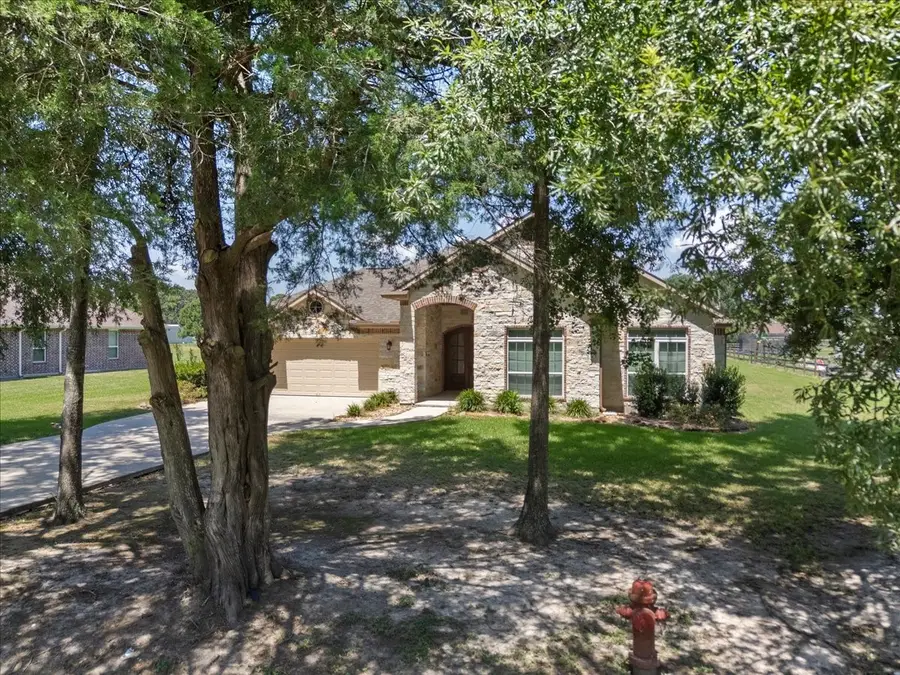 607 Oak Street, Anahuac, TX 77514 - #3