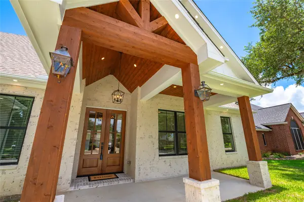 2263 Lakewood Drive, West Columbia, TX 77486