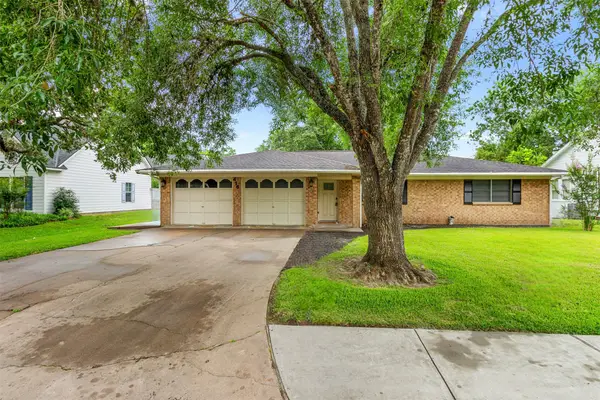 416 E Myrtle Street, Angleton, TX 77515