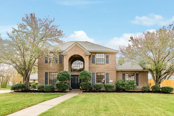 102 Silver Lace Street, Lake Jackson, TX 77566