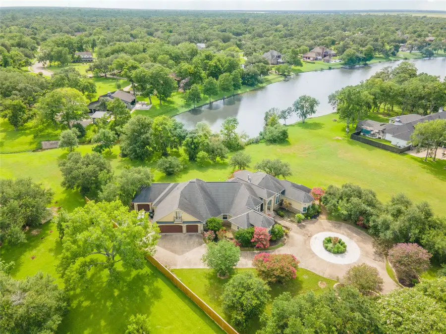 101 Rosewood Street, Lake Jackson, TX 77566 - #2