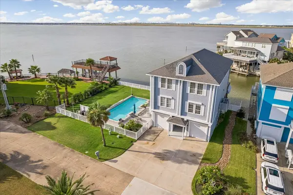 426 Sunset Circle, Tiki Island, TX 77554