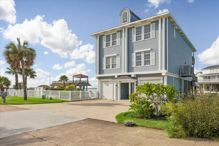 426 Sunset Circle, Tiki Island, TX 77554 - #3