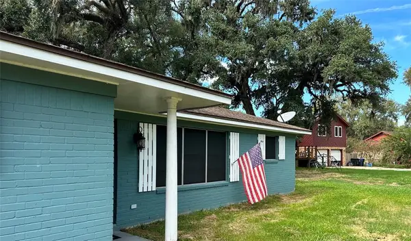 407 Tamarind Street, Lake Jackson, TX 77566