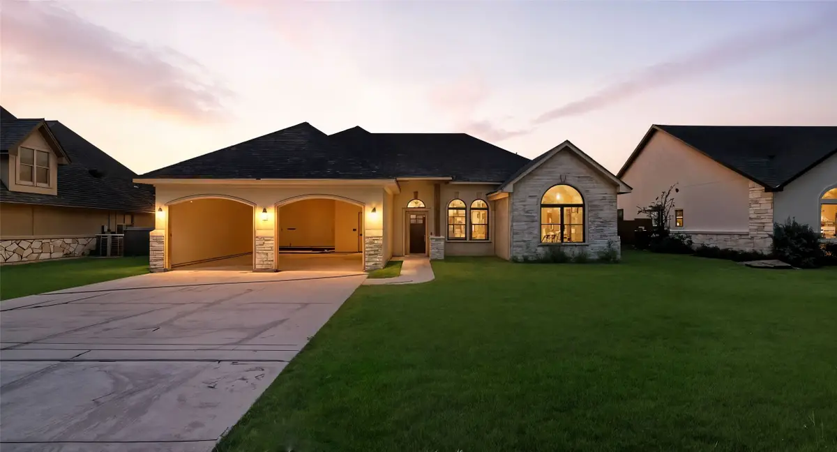 301 Live Oak Street, Gonzales, TX 78629 - Image #1