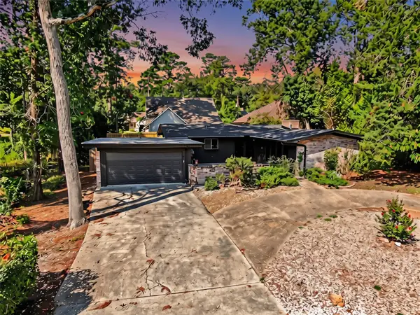 8 Hanover Lane, Panorama Village, TX 77304
