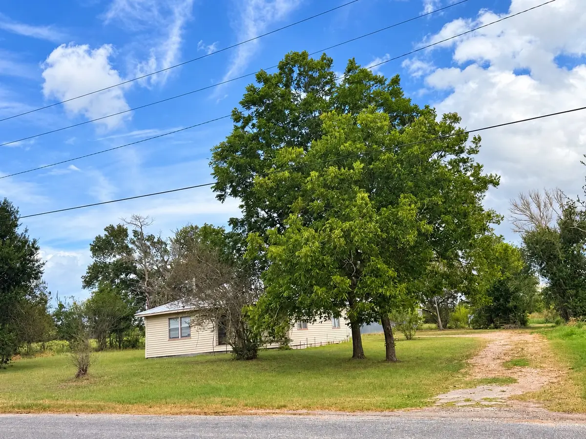 809 South Line Ave, Bellville, TX 77418 - #1