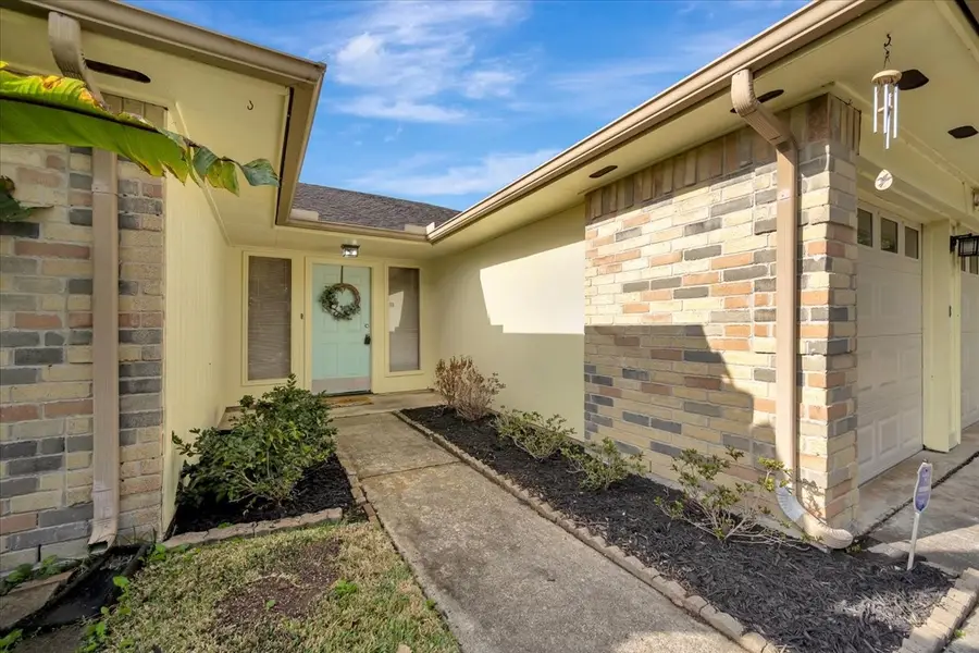 1818 Pilgrims Point Drive, Friendswood, TX 77546 - Image #2