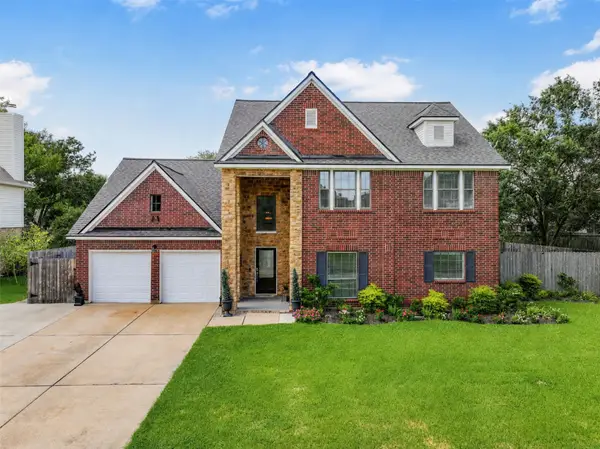1501 W Castlewood Avenue, Friendswood, TX 77546