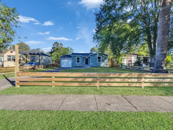 404 17th Avenue N, Texas City, TX 77590