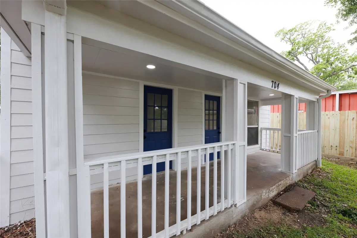 704 W Willis Street, Alvin, TX 77511 - #1