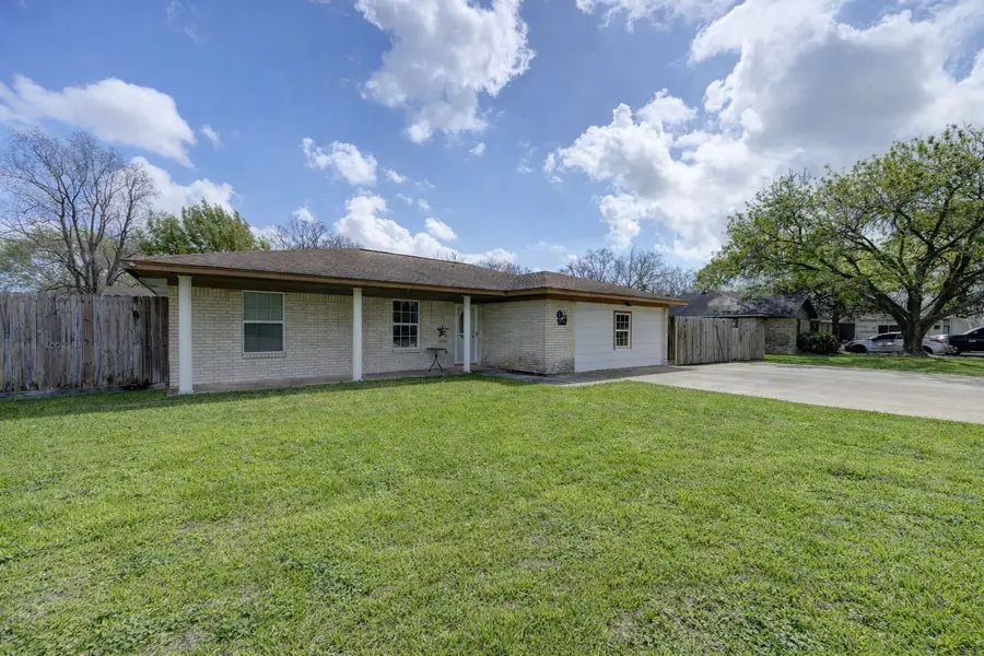 8610 Bluebonnet Street, Highlands, TX 77562 - #2