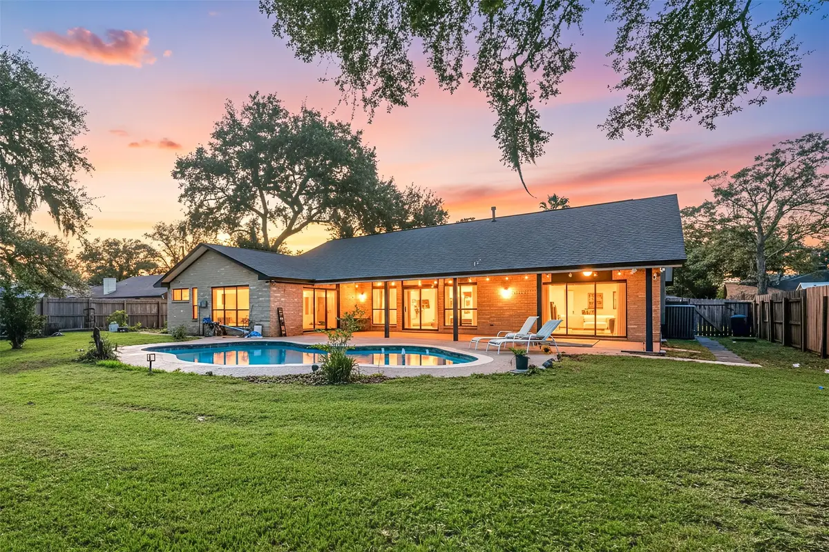 303 Narcissus Street, Lake Jackson, TX 77566 - Image #1