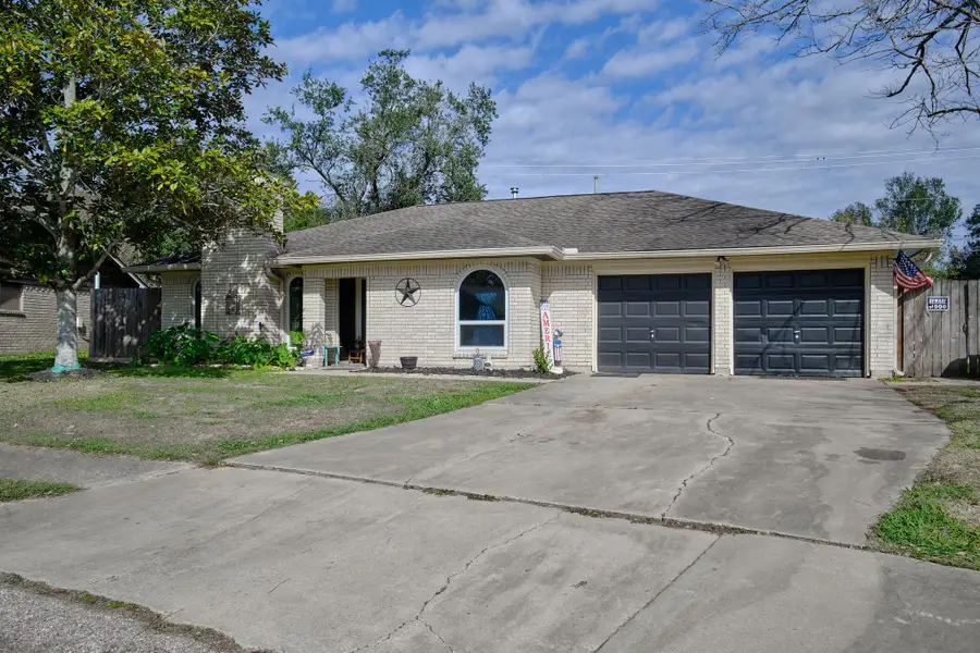 729 Newman Street, Angleton, TX 77515 - Image #2