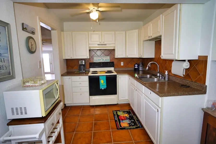 566 Private Road 674, Sargent, TX 77414 - #3