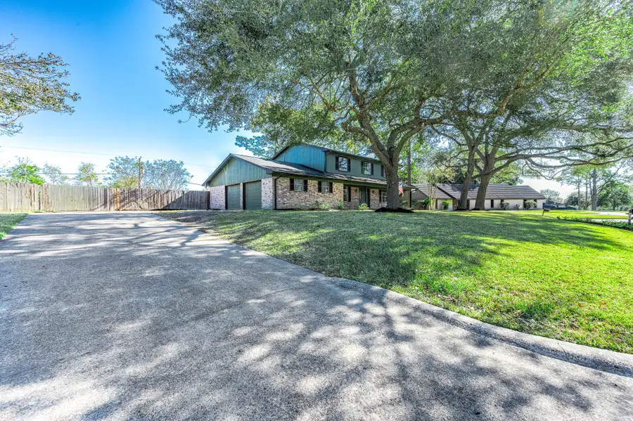 405 Karlis Drive, Alvin, TX 77511 - Image #2