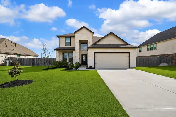 7207 Hillside Avenue, Mont Belvieu, TX 77523
